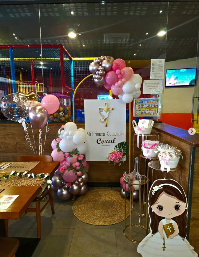 Decoración de comunión en tonos coral y rosa